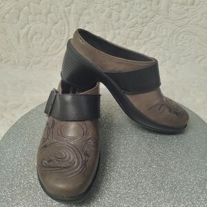 Klogs Tapestry Embroidered Leather Clogs Neutral Olive Grey Black Strap Size 6M